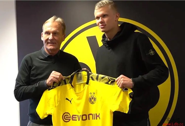 意媒：如果接受降薪，目前年薪600万欧的佩7可能与罗马续约