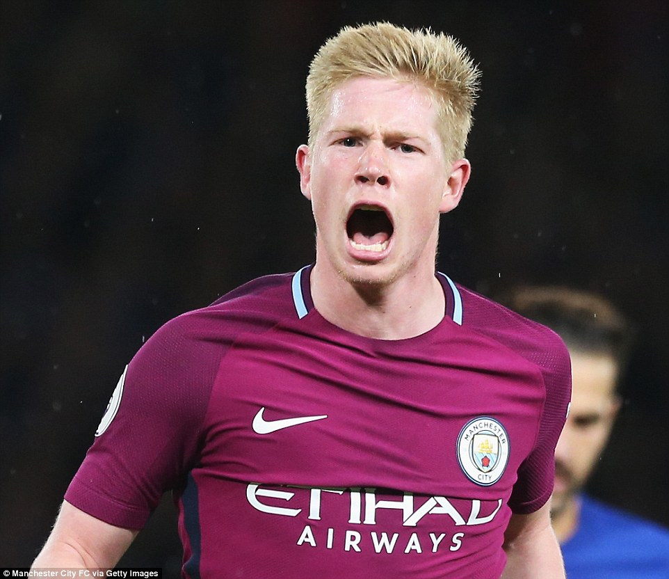 足协杯赛前举办垫场赛，张凌峰等四名成年球员对阵五十名小球员